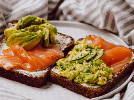 Smoked Salmon Avocado Toast: Easy Gourmet Variations.