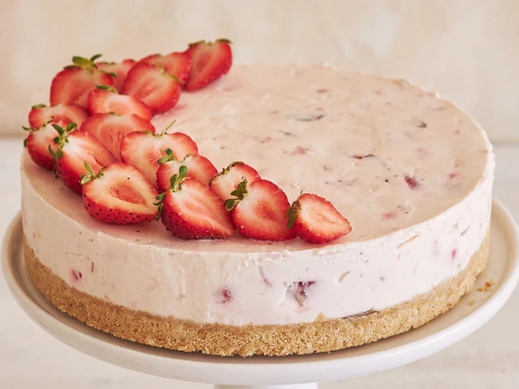 Perfect Strawberry Cheesecake with Creamy Filling and Fresh Berries

